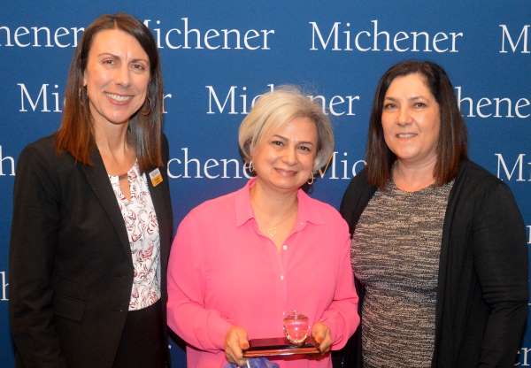 Taraneh Jorjany (centre), a Radiological Technology clinical coordinator from Sunnybrook Health Sciences Centre, received an Excellence in Clinical Teaching and Supervision Award from The Michener Institute for her lessons in patient care. (Photo: UHN)