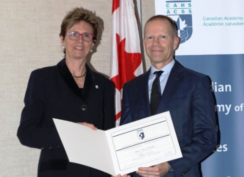 Dr. Brian Hodges receiving the Canadian Academy of Health Sciences award